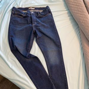 Levi’s 310 shaping super skinny jeans